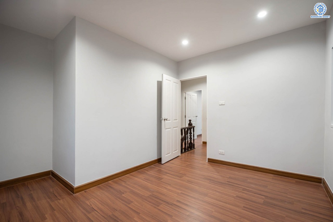 บ้านมือสองตกแต่งใหม่ โครงการ บ้านดุลิยานนท์ ติวานนท์ ทาวน์เฮ้าส์พร้อมอยู่ หลังมุม ราคาสุดคุ้ม! เนื้อที่ 16 ตร.ว. ฟังก์ชัน 2 ห้องนอน 2 ห้องน้ำ 1 ที่จอดรถ บนทำเลเชื่อมต่อเมือง ใกล้รถไฟฟ้าสายสีชมพู "สถานีสามัคคี" และจุดขึ้นทางด่วน "งามวงศ์วาน"